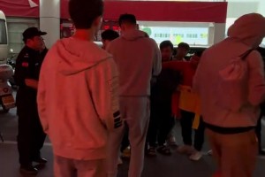 超高人气！王大雷在梅州踩场训练结束后，给场外球迷们签名