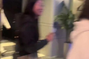 不是，一个男的怎么身上挂了这么多女的？🙄