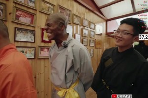 这是光头还是“异形”🤣甲亢哥到少林寺出家啦，看着有点懵