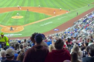 甚至火到别的圈子😅MLB比赛场内响彻“炒掉独行侠GM”呼声