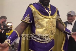 沙克也干了！奥尼尔cos国王 并给自己加冕皇冠👑