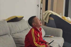 泰山0-3落后时，小球迷手握遥控器痛哭😭