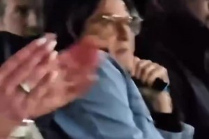 全家狠人😂姆巴佩任意球打进后，看台上的妈妈深吸一口电子烟