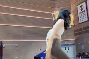 森林狼击败活塞后，爱德华兹在替补席上尬舞庆祝进行“挑衅”