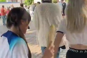 这是暗示？英格兰成人女星在法国球迷面前掰断法棍😅