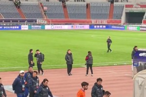 赛后球员离场时，球迷对着崔康熙喊下课！
