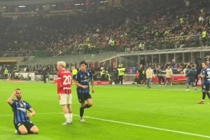 现场实拍：恰尔汗奥卢米兰德比破门后选择滑跪庆祝😱
