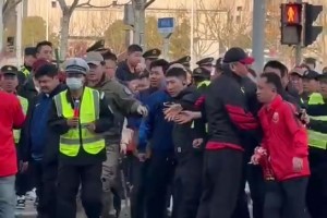 球迷先干起来！上海德比场外不和谐一幕🤬