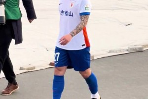泰山球迷把石柯喊得都不好意思了😂
