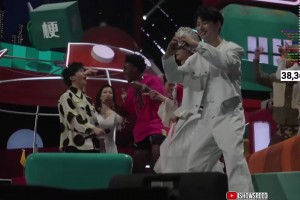 历史级合唱🤣！甲亢哥和大张伟合唱《阳光彩虹小白马》