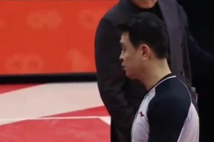这是睡衣还是睡裙？米利唐女友这起床的摆拍动作也太不娴熟了🤣
