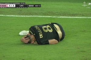 四两拨千斤！博格坎普92年面对皇马的飘逸进球