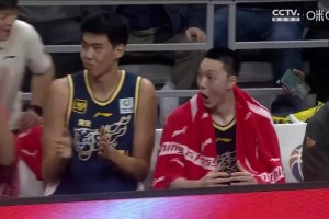 这也太帅了😎徐杰酷炫拉杆上篮技惊四座 令场下胡明轩惊呼模仿