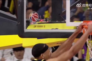 NBA级别的身体天赋！贝兹利空中躲闪折叠重扣点燃全场😈