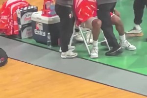 这也太硬了🤯新疆外援黑根斯昨日肩膀脱臼 竟临时接上再次登场