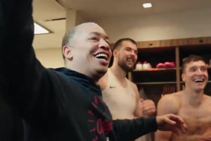 快船赛后更衣室，大伙儿集体庆祝！泰伦-卢笑得太开心了吧！
