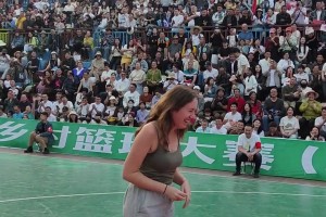 足球要从娃娃抓起！SGA带娃踢足球，小孩摔倒时鼓掌“嘲笑”！