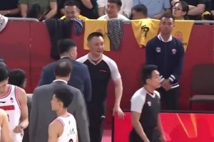 直接上国骂😦杜锋赛中怒喷闫军：CTMD，对面拉人违体你不判