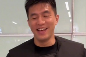 眼睛恢复不错！郭艾伦落地长沙 准备录制综艺节目