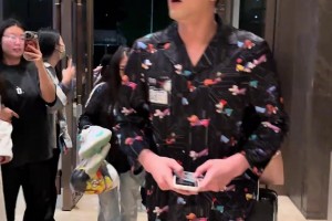 郭艾伦参加综艺节目录制 怎么还穿上睡衣了呢🤣🤣🤣