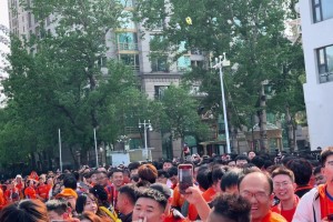 啊这...安保喊：乌龟不让扔，山东球迷：乌龟不让扔，杀了它