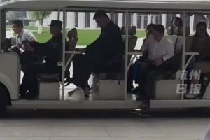 太高了坐着难受哈！姚明坐着电瓶车现身西湖大学~