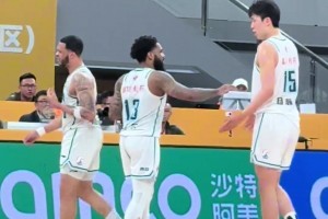 当韦瑟斯庞在场上失去冷静，是19岁的杨瀚森第一个过来劝住了他。