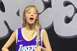 😘宋雨琦穿詹姆斯的球衣真的很漂亮、很可爱、很酷哦！