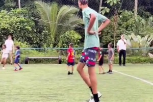 文班亚马放假踢野球 网友：这天赋不打篮球可惜了😍😍😍