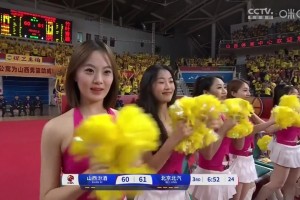很懂啊！迪亚诺迎着周琦战斧劈扣，导播马上切给加油的啦啦队美女😍