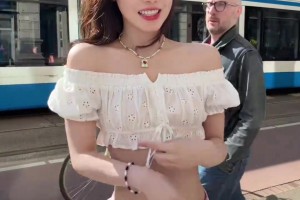 美娜露肩露脐清凉装扮：东北甜妹儿在欧洲😊