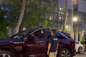 实拍：大鲨鱼奥尼尔在迈阿密停车给小费！