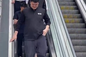 2米26的姚明上中巴和我们普通人上suv差不多啊😂