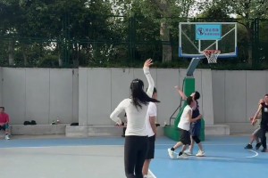 😍别因为是女生就低估了在球场上的实力...
