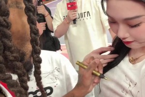 😎罗斯也是见过世面的人，签名手都不抖一下~