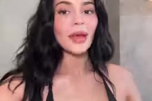 小詹娜身材颜值双无敌，一时也不懂该看哪😮