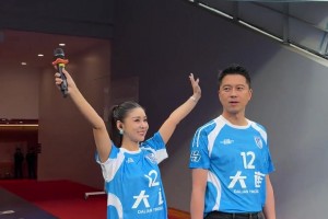 “锤王”带着黑丝美娇妻李小萌在大连主场亮相😁