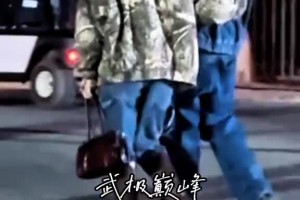 球场失意情场得意！布克被拍到与新女友深夜散步👀