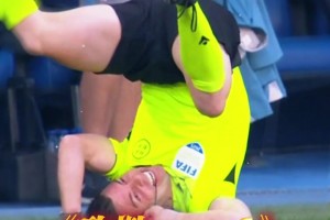 🤣西甲边裁倒地致敬姆总？边裁也是高危职业呐！