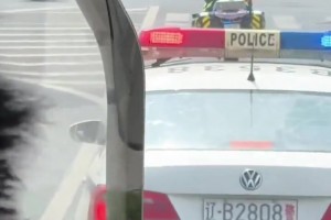 牌面拉满🔥，实拍：大连交警出马，护送国安远征球迷抵达梭鱼湾