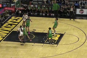 WNBA女库里！😲克拉克今日再现超远逆天三分！