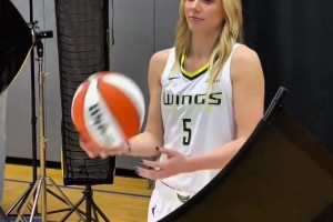 长相真是太甜美可爱啦😍达拉斯WNBA美女状元佩奇拍定妆照！