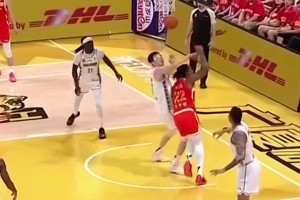 大魔王回来了！周琦大帽卡尔顿随后篮下强吃胡金秋攻防一体