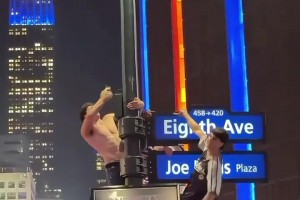 不愧是纽约球迷！尼克斯杀进东决 球迷光膀子爬电线杆庆祝🤣