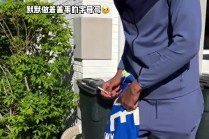 字母哥赛场外太暖心了🥰！字母哥为残疾小女孩送上亲签球衣
