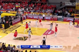 胡金秋关键三分引得杨健惊呼，郭艾伦：杨老师比场上球员还兴奋！