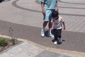 姆巴佩当众被小孩哥打了打，第一次看到姆巴佩被小孩子讨厌啊🫠