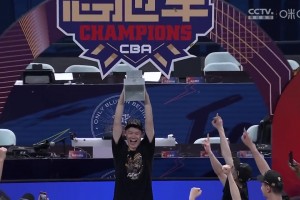 他值得！在队友簇拥下，胡金秋捧起冠军至尊鼎！