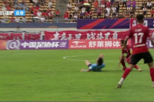 这下是真狠🫠慢镜头看王钰栋被身后凶猛犯规，直接原地打滚了！