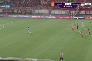 这都不进啊😱，钟义浩面对超级大单刀把球踢到了门将身上